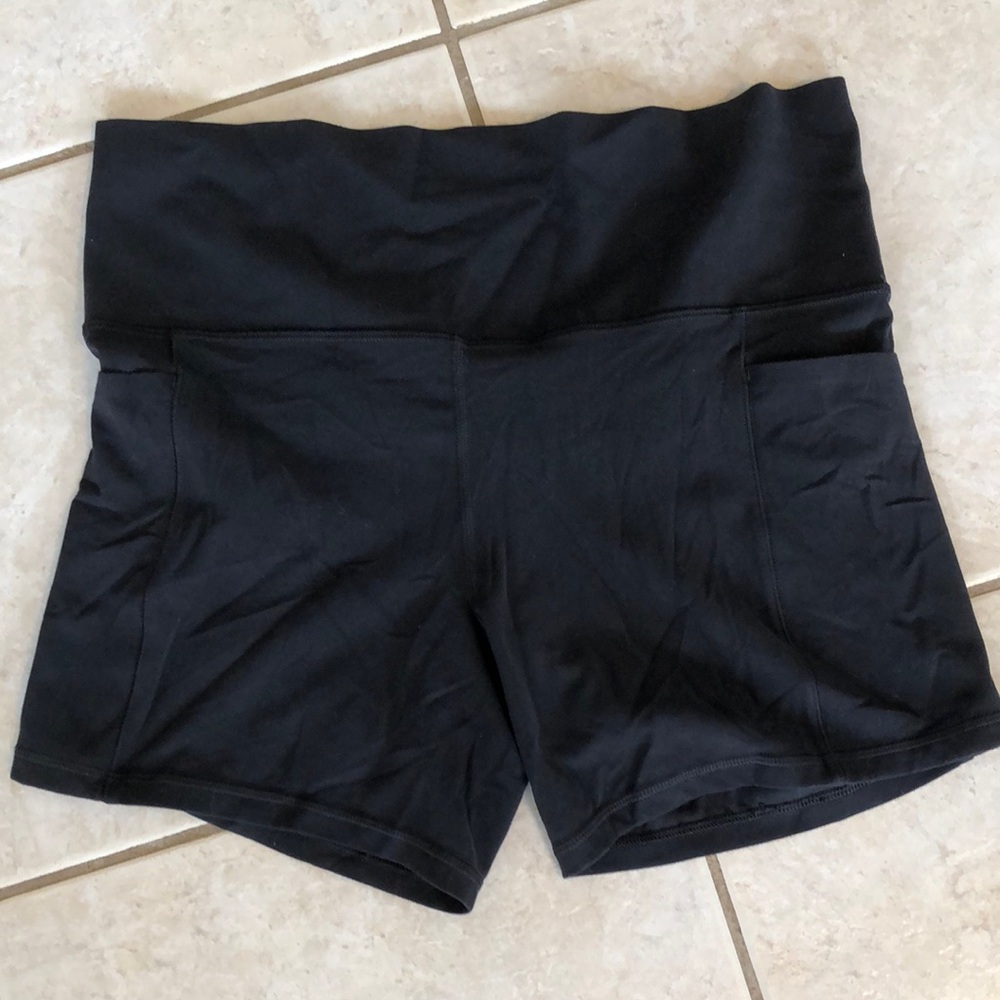 Athleta black Salutation Stash Pocket 5 inch short size large